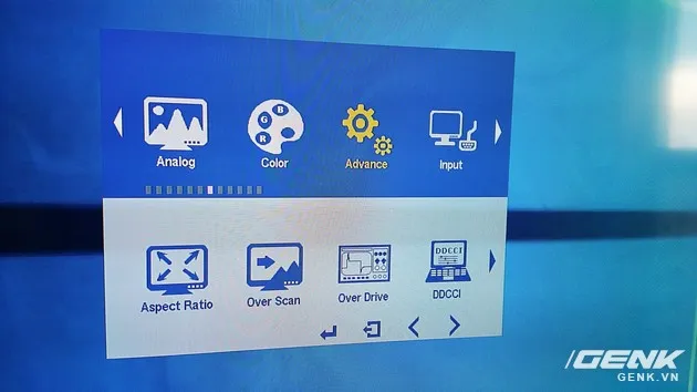 Một góc của chiếc TV tự lắp ráp, thể hiện sự kết nối các bộ phận và khả năng tùy chỉnh ngoại hình theo ý muốn.