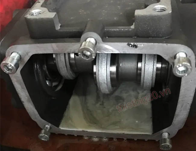 Hình ảnh đầu bơm máy rửa xe cao áp bị hỏng do sử dụng sai cách và không được che chắn