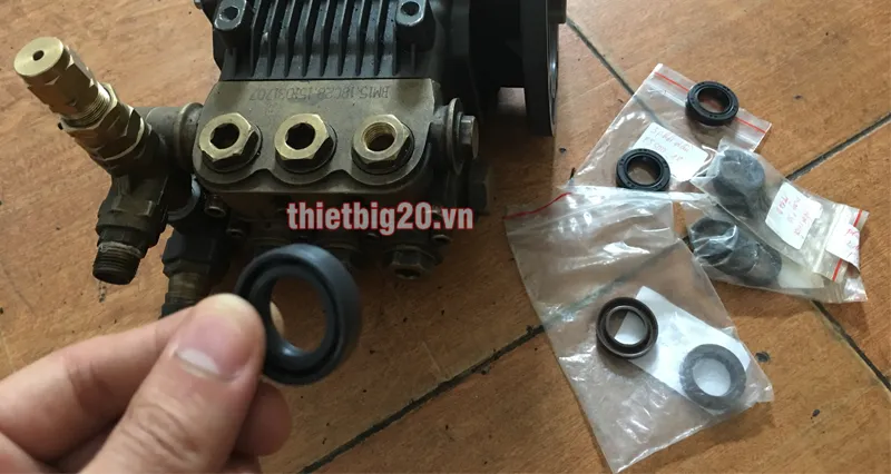 Kiểm tra và thay thế phớt nước, phớt dầu định kỳ cho máy rửa xe cao áp