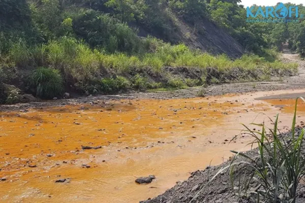 Sơ đồ minh họa nguyên nhân nước giếng khoan nhiễm sắt từ nguồn ngầm và rác thải