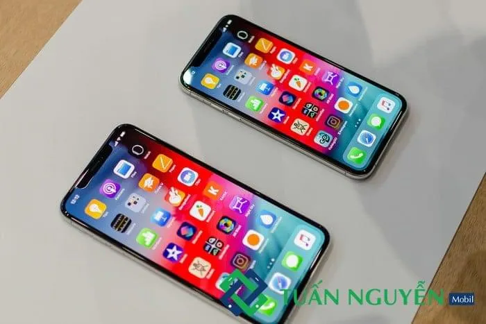 Tháo máy iPhone XS Max để kiểm tra linh kiện và thay pin