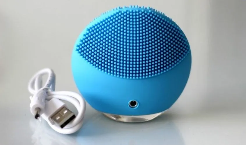 Cận cảnh máy Foreo Luna mini 2 và cáp sạc USB, hướng dẫn cách sạc pin máy foreo luna mini 2 hiệu quả để duy trì tuổi thọ pin