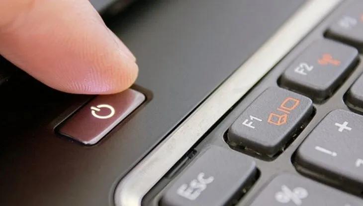 Bạn dùng lực mạnh khi mở máy