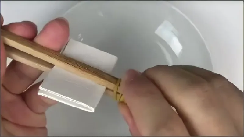 Chèn bìa vào đũa để tăng lực kẹp hạt hướng dương, so sánh với cách chế máy tách hạt hướng dương tự động