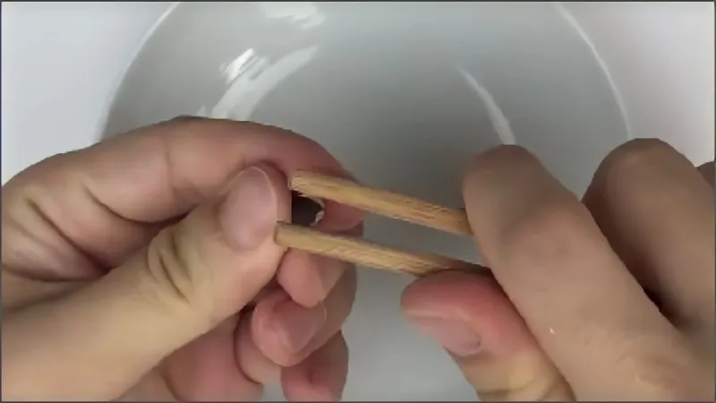 Tách hạt hướng dương bằng đũa thủ công, minh chứng cho sự cần thiết của máy tách hạt hướng dương