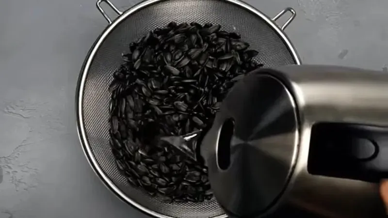 Ngâm hạt hướng dương làm mềm vỏ, bước tiền xử lý trước khi chế máy tách hạt hướng dương