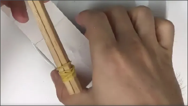 Chuẩn bị đũa để tách hạt thủ công, đối lập với quy trình chế máy tách hạt hướng dương hiệu quả