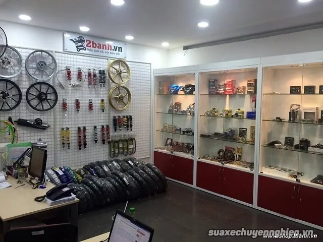 Hình ảnh các phụ tùng xe máy được trưng bày, hướng dẫn cách sửa xe máy bằng việc chọn đúng linh kiện