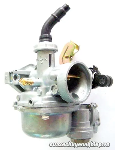 Người thợ đang vệ sinh bình xăng con xe máy, một bước quan trọng trong cách sửa xe máy để duy trì hiệu suất