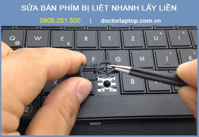 Người dùng kiểm tra các phím chức năng trên bàn phím máy tính để chuẩn đoán lỗi