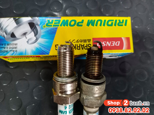 Tháo bugi để kiểm tra và làm khô khi xe máy bị ngập nước