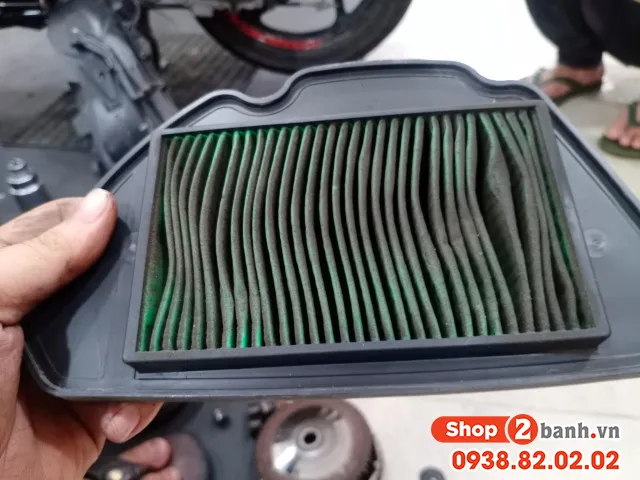 Vệ sinh hoặc thay thế lọc gió bị ẩm là bước thiết yếu trong cách sửa xe máy khi bị ngập nước đúng cách.