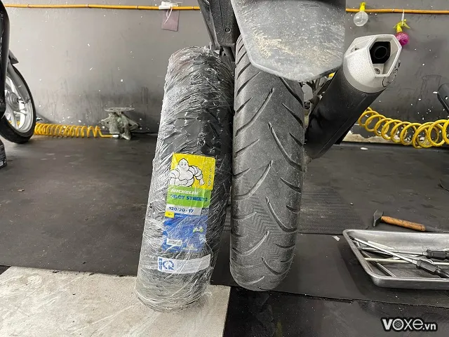 Lắp lốp 120/70-17 Michelin Pilot Street 2 trên bánh sau Exciter 135 côn tự động