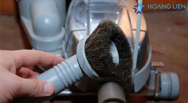 Vệ sinh đầu hút bụi của máy hút bụi JK8