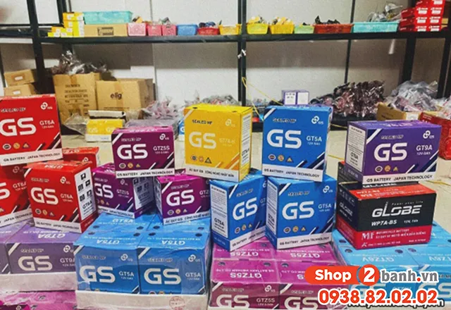 Chuyên gia cơ khí kiểm tra và thay thế bình ắc quy xe máy