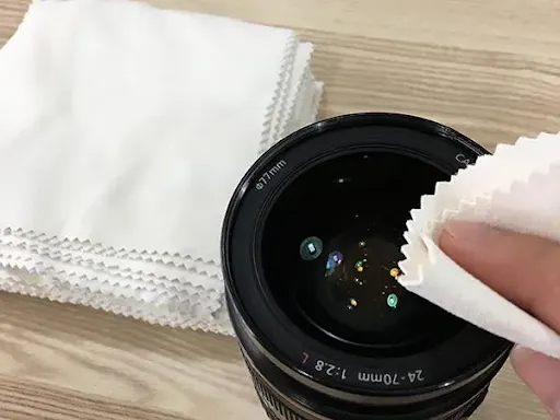 Sử dụng dụng cụ vệ sinh chuyên dụng để xử lý ống kính Canon bị kẹt do bụi bẩn