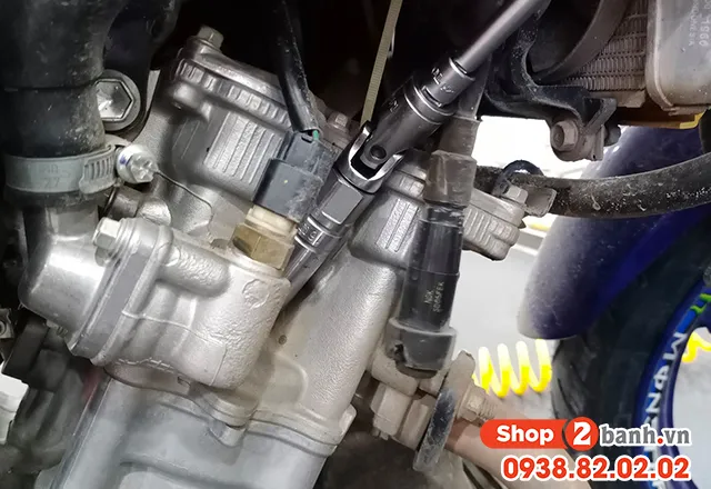 Vị trí bugi xe máy wave thường thấy dưới yếm xe động cơ