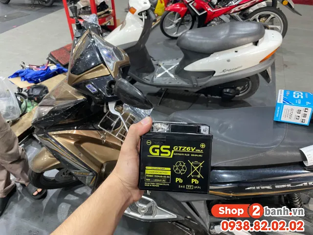 Người thợ đang thực hiện allintitle:cách tháo bình ắc quy xe máy an toàn