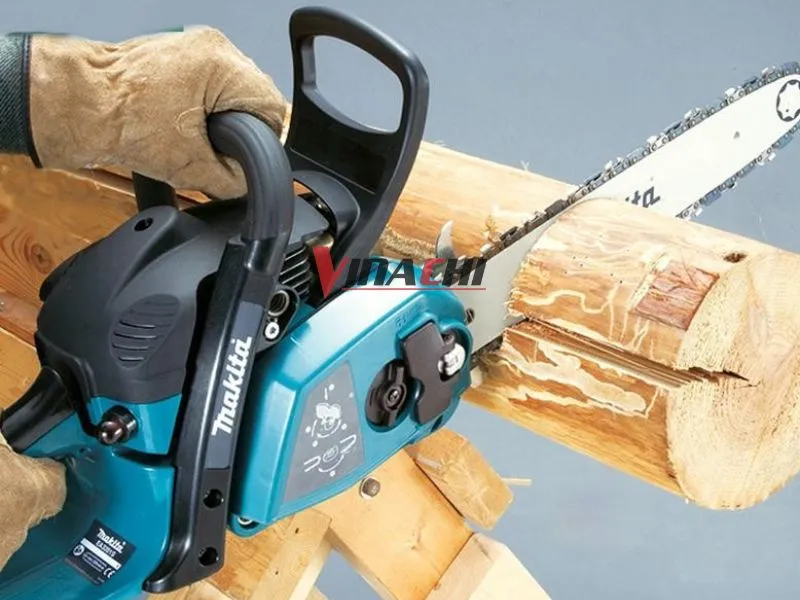 Chuyên gia hướng dẫn cách sử dụng cưa máy cầm tay an toàn để cắt gỗ chính xác