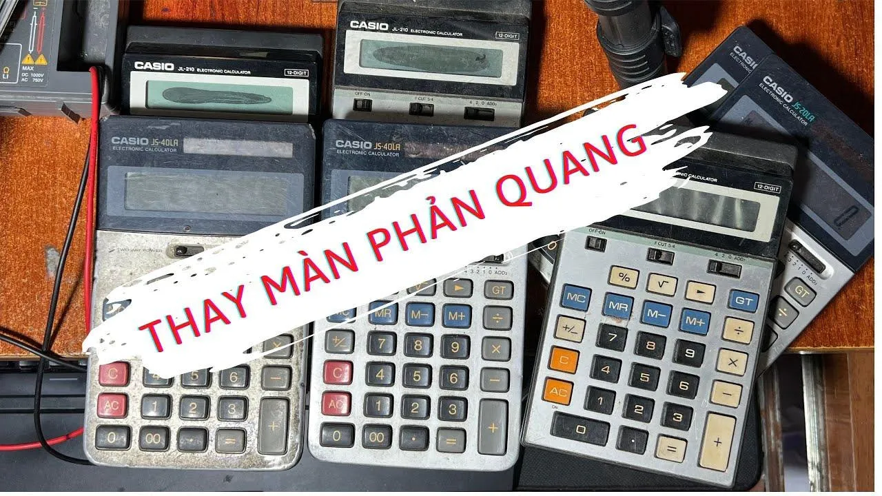 Người dùng đang cầm máy tính Casio FX570VN Plus, thực hiện các bước để tìm cách sửa máy tính casio fx570vn plus bị lỗi hiệu quả