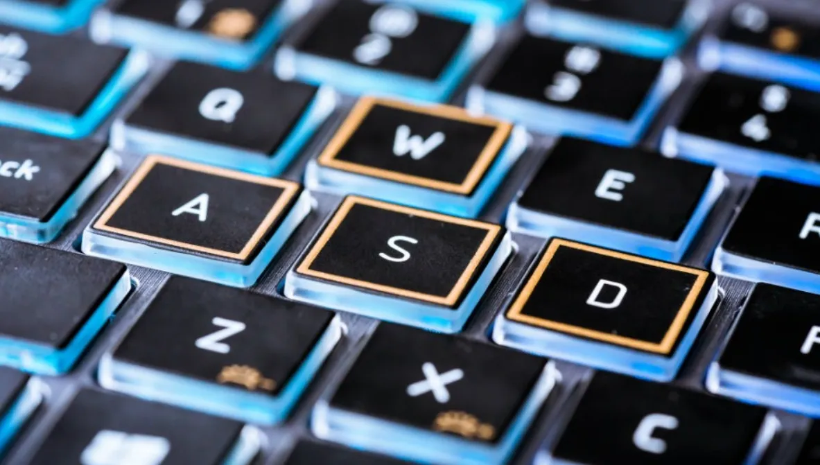 Một người đang kiểm tra bàn phím máy tính để tìm cách sửa lỗi máy tính không nhận bàn phím hiệu quả.