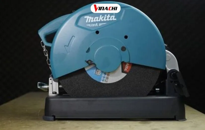 Hình ảnh minh họa thao tác dùng cờ lê tháo ốc vít cố định lưỡi cắt, một bước quan trọng trong cách tháo máy cắt sắt chuyên nghiệp.