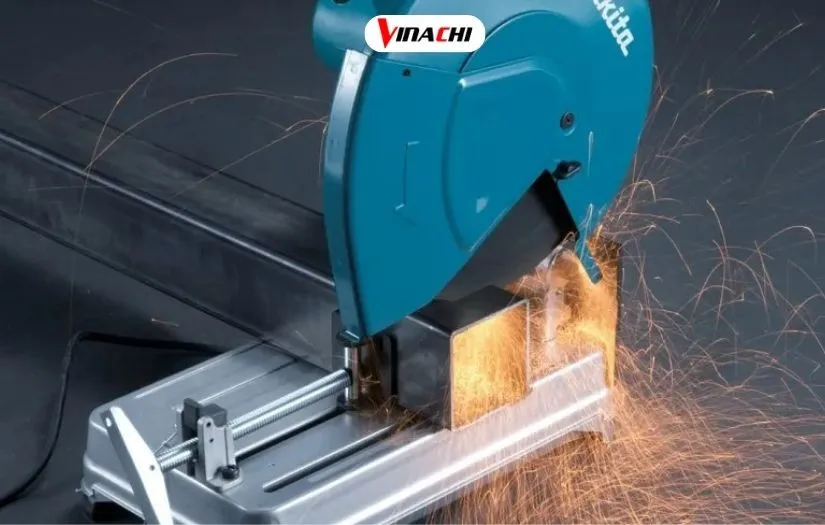 Lưỡi cắt máy cắt sắt đã được tháo rời an toàn, sẵn sàng cho việc kiểm tra hoặc thay thế theo đúng cách tháo máy cắt sắt được hướng dẫn.