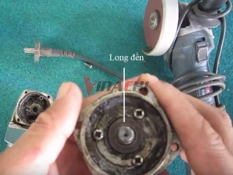 Chèn long đền 1mm vào trục đầu máy là một kỹ thuật trong cách tháo nhông máy mài để điều chỉnh khoảng cách và khôi phục hoạt động