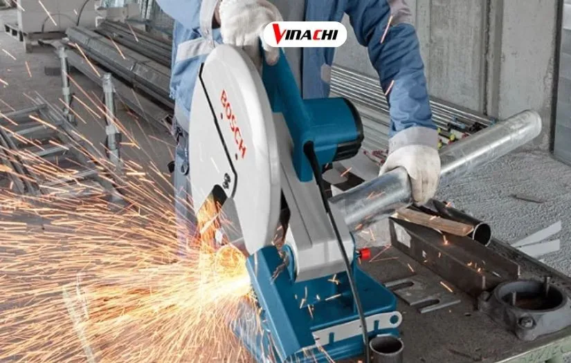 Máy cắt sắt hoạt động hiệu quả trong xưởng gia công kim loại, thể hiện tầm quan trọng của việc bảo dưỡng và cách tháo máy cắt sắt định kỳ.