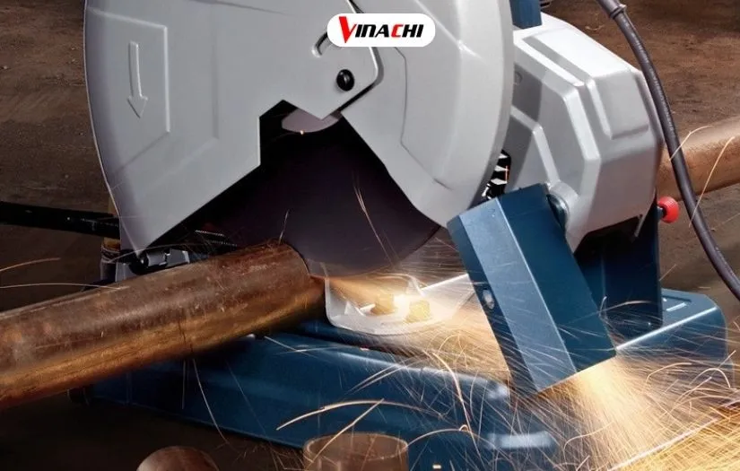 Thiết bị bảo hộ lao động cá nhân cần thiết bao gồm kính và găng tay, đảm bảo an toàn tuyệt đối khi thực hiện cách tháo máy cắt sắt.