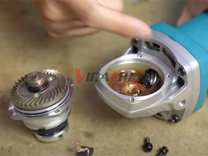 Nhông máy mài bị bụi bẩn dẫn đến hư hỏng, ảnh hưởng đến hiệu suất và tuổi thọ của thiết bị