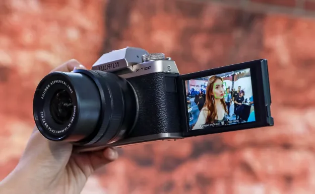 Nhiếp ảnh gia điều chỉnh cách chỉnh chế độ máy fuji qua màn hình và nút bấm thân máy