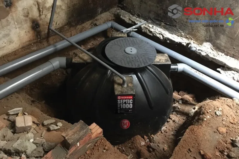 Vị trí lắp đặt bể tự hoại PE gần khu vực nhà vệ sinh, tối ưu không gian