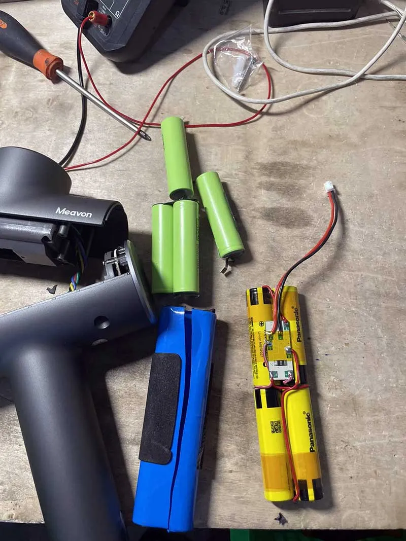 Chi tiết cách sử dụng máy massage mini bằng việc thay pin đúng kỹ thuật