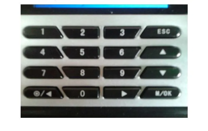 Cận cảnh bàn phím điều khiển của máy chấm công Ronald Jack X628C dễ dàng thao tác.