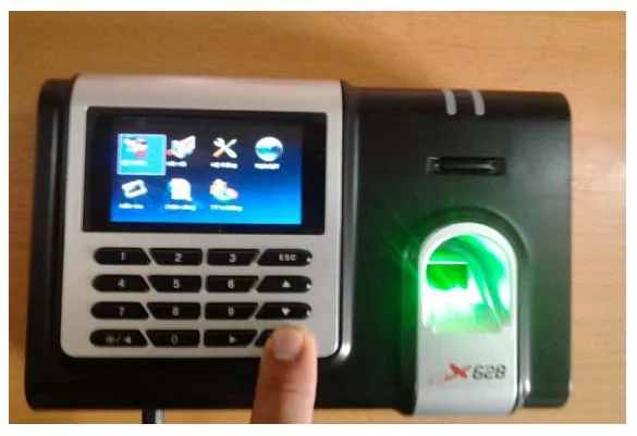 Hướng dẫn vào giao diện Menu chính của máy chấm công Ronald Jack X628C bằng phím M/OK.