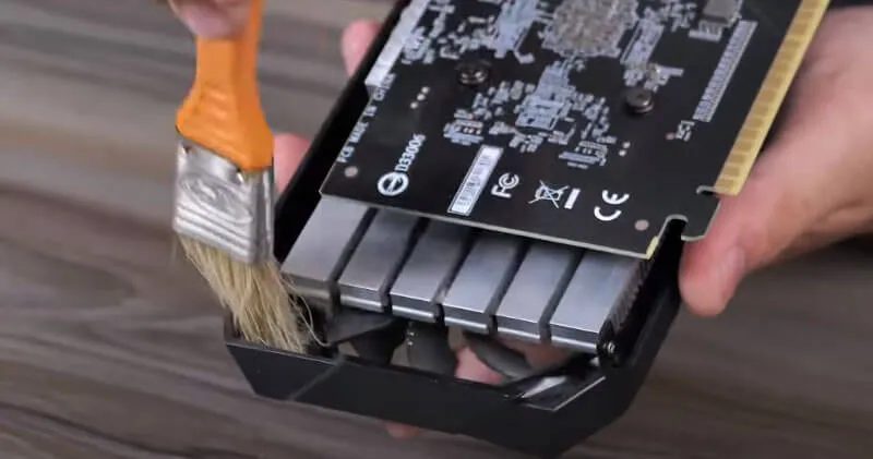 Card đồ họa máy tính với quạt tản nhiệt và bo mạch