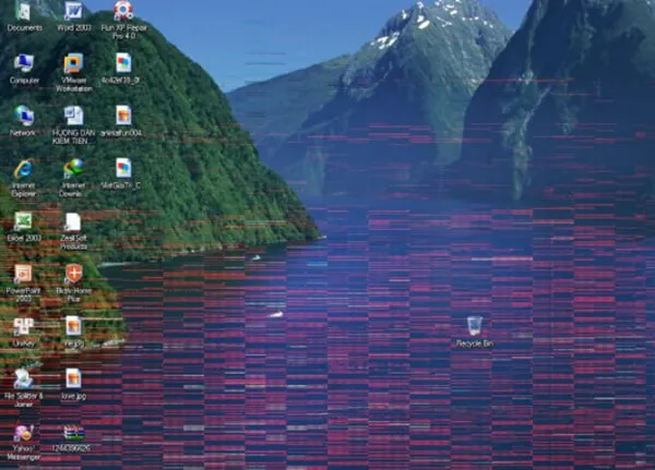 Màn hình máy tính bị nhiễu với các đường sọc ngang dọc