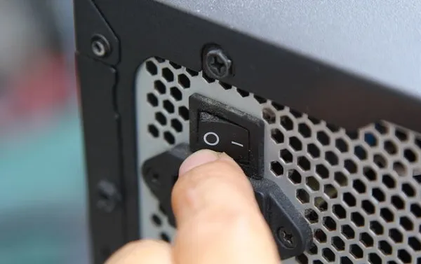 Kiểm tra các kết nối dây nguồn của máy tính và màn hình, bước đầu tiên để sửa lỗi màn hình đen.