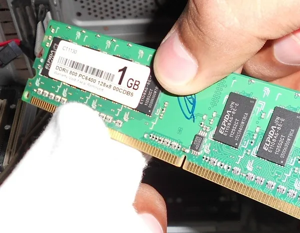 Vệ sinh chân RAM bằng cục tẩy để khắc phục lỗi màn hình đen do bộ nhớ, một kỹ thuật sửa máy tính phổ biến.