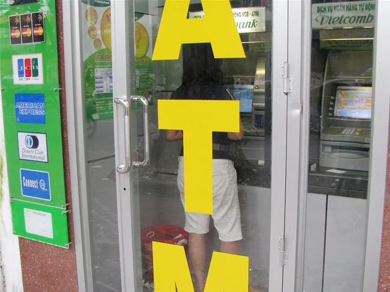 Một máy ATM hoạt động tại TP.HCM hướng dẫn cách sử dụng máy ATM an toàn và nhanh chóng