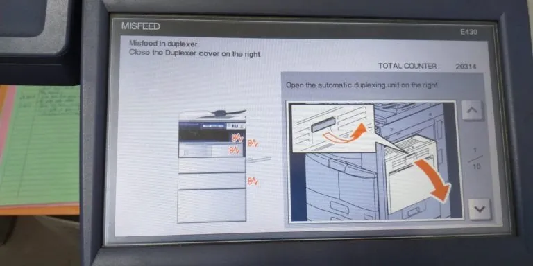 Kiểm tra khay giấy để lấy giấy kẹt