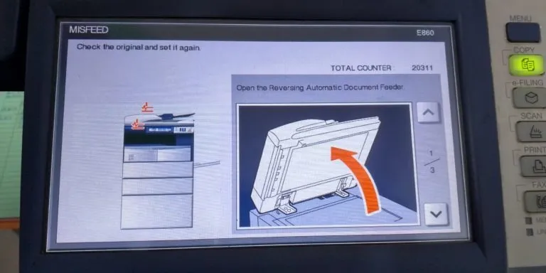 Mở nắp để lấy giấy kẹt khỏi máy photocopy