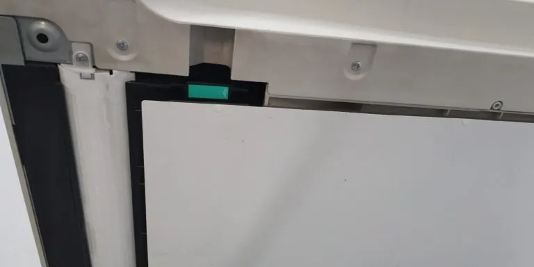 Thao tác kéo nắp trên để gỡ giấy kẹt