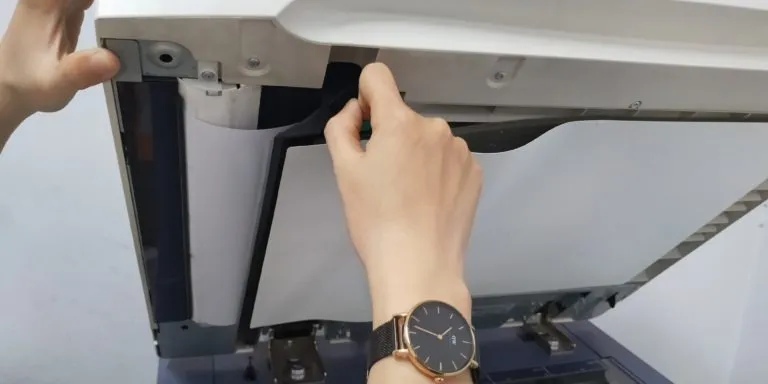 Đóng nắp máy photocopy sau khi xử lý giấy kẹt