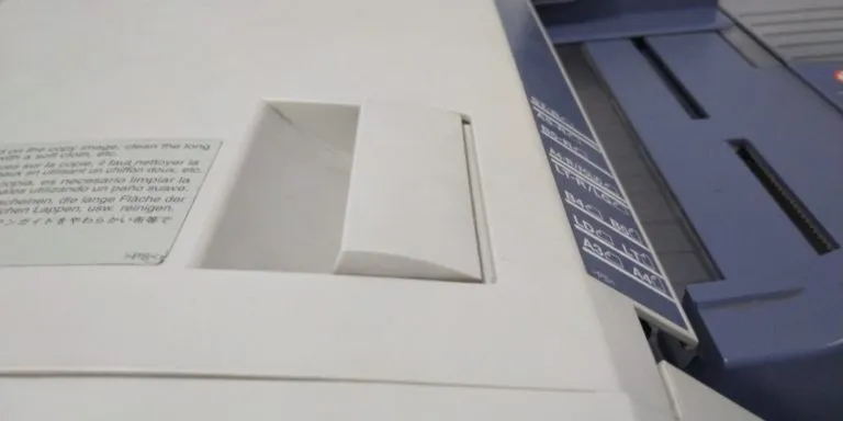 Các bước gỡ giấy kẹt trên nắp DF máy photocopy