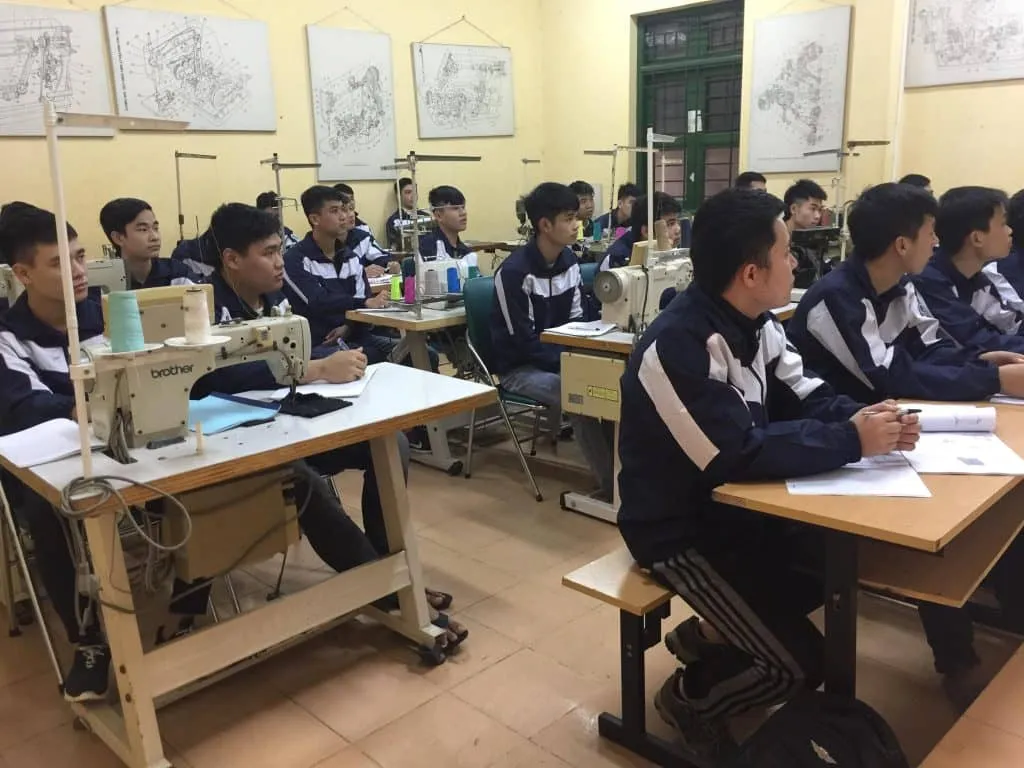 Người thợ đang thực hiện thao tác may trên máy may công nghiệp Juki, minh họa cách sử dụng máy may Juki trong thực tế.