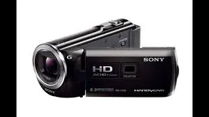 Một người đang dùng máy quay phim Sony Handycam để ghi hình một cách chuyên nghiệp