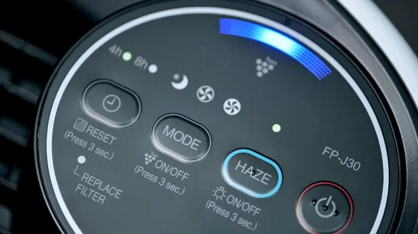 Khởi động lại và nhấn nút Reset trên máy lọc không khí Sharp sau khi bảo dưỡng