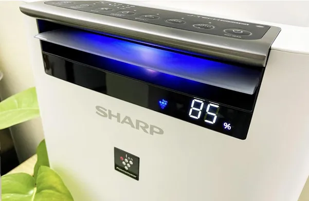 Khởi động máy lọc không khí Sharp bằng nút nguồn trên thiết bị hoặc remote